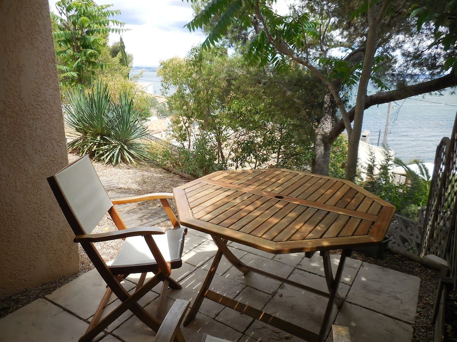 Vue du studio sur terrasse et lagune.