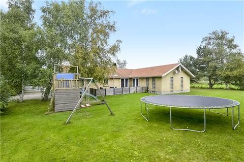 Nice poolhouse on lovely Møn, 3 beaches nearby.