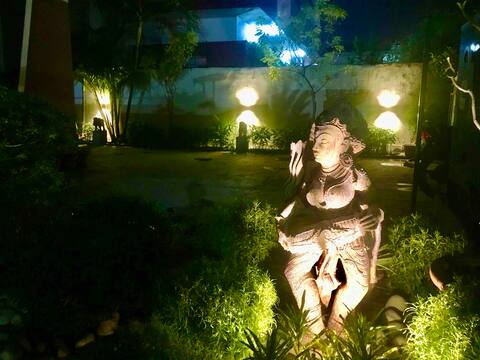 Lavish 8BHK Villa Floor for 30+ Pax I City Centre