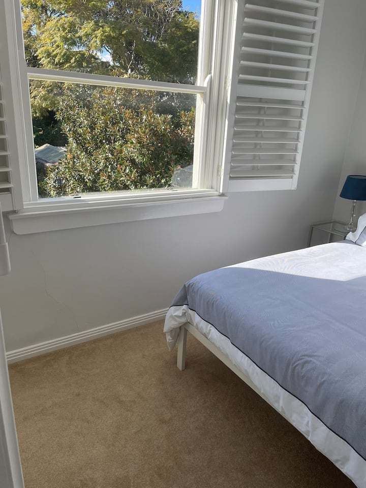 Трета спалня с изглед към градината