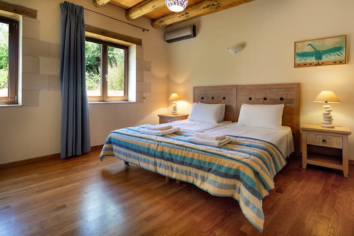 Twin bedroom with reading lamps, closet, safebox