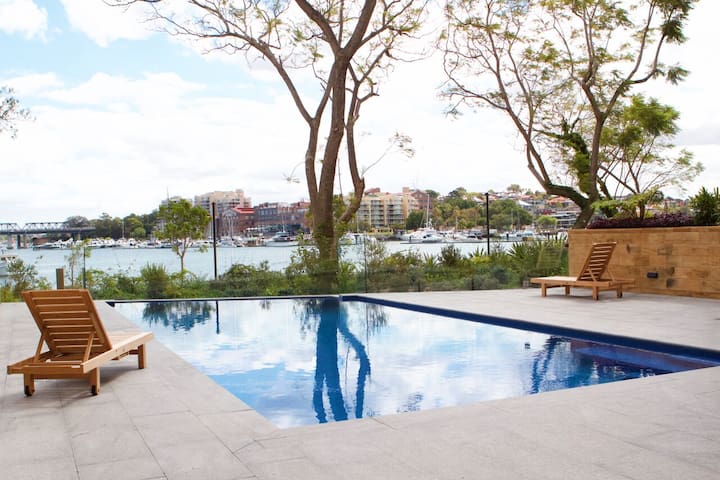 Brand new, spacious apt. harbour views, pool & gym