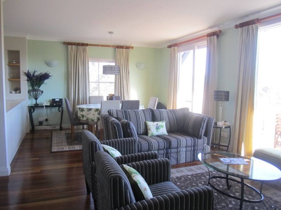 Open Plan Lounge / Dining Area