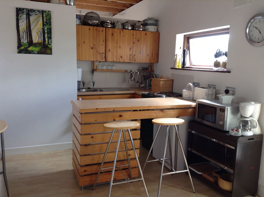 Breakfast bar, fully equipped kitchen