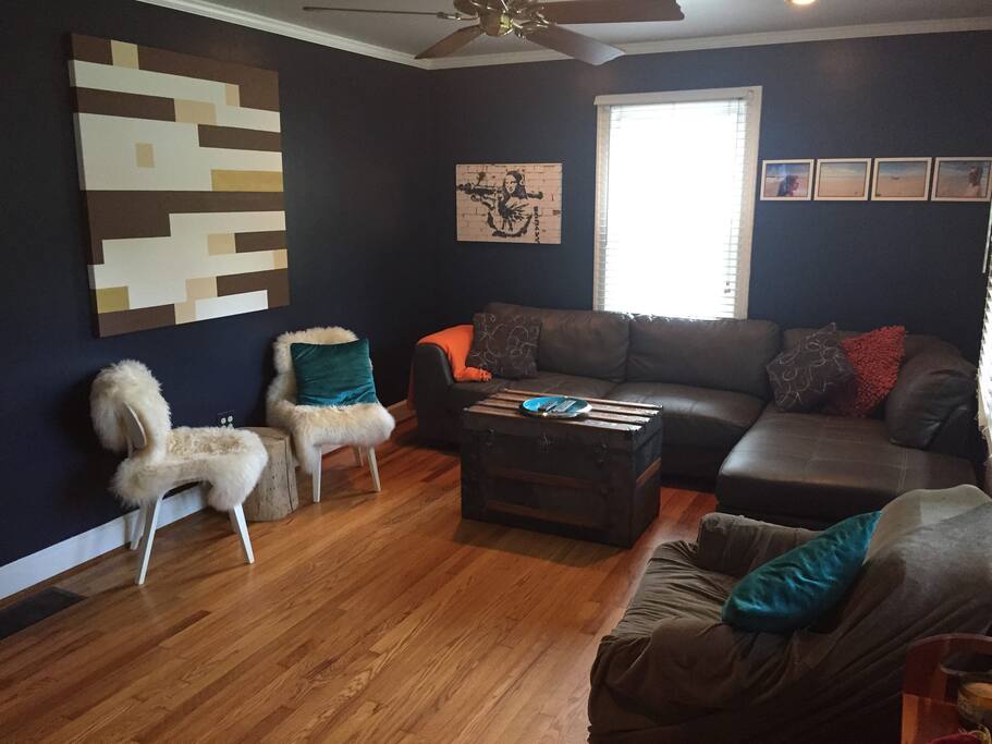 Living room comfortably seats 6