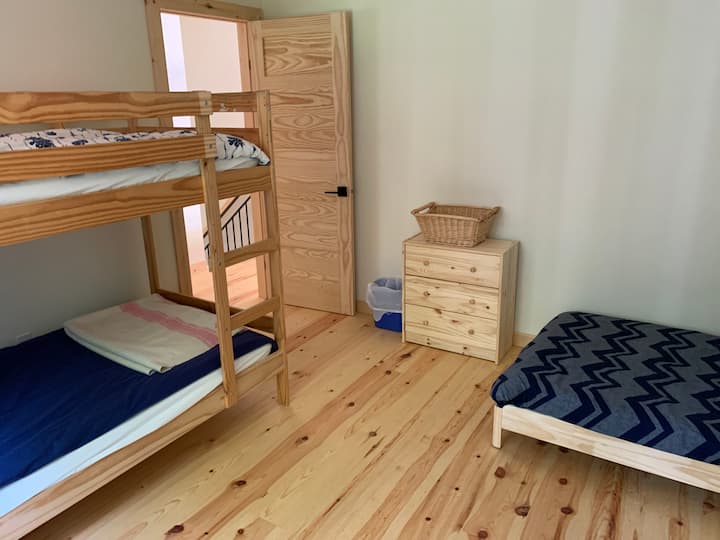 高层卧室，配备四张1米宽单人床