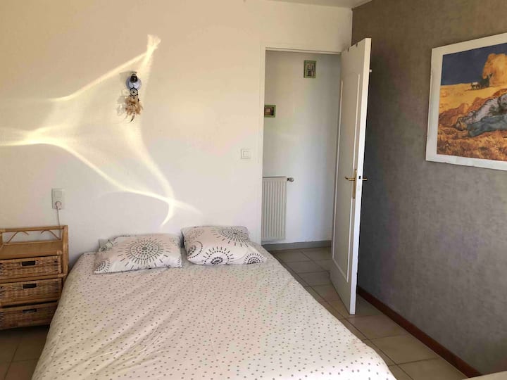 Საძინებელი „მშობლები“, საწოლი, რომელიც, საჭიროებისამებრ, დივნად იქცევა.