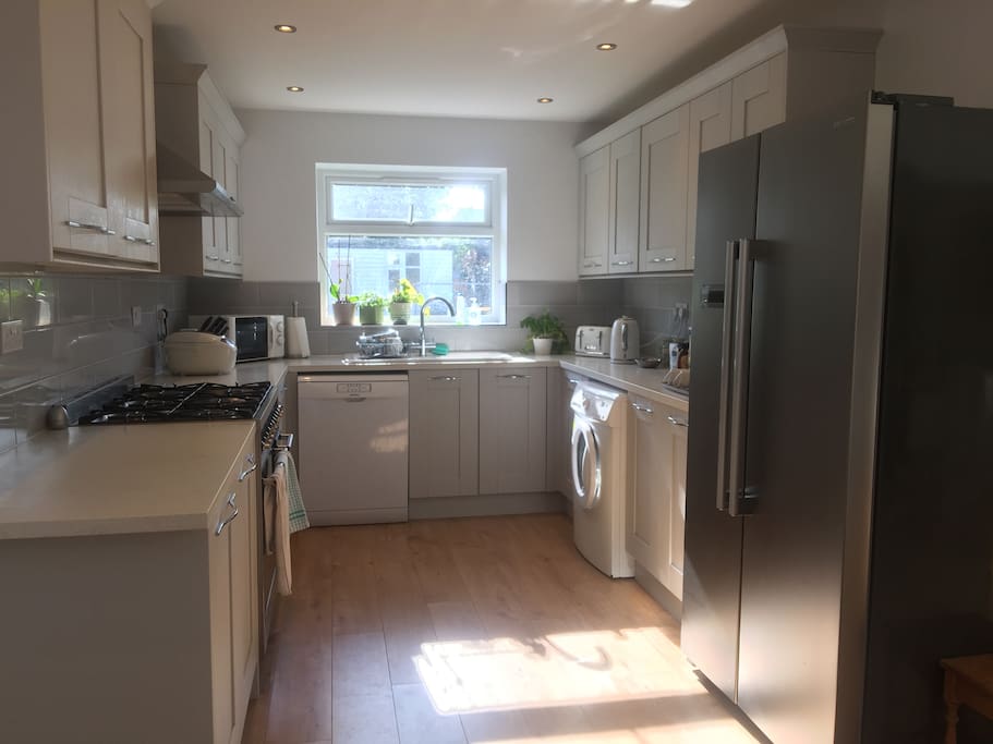 Big kitchen with six-hob gas cooker