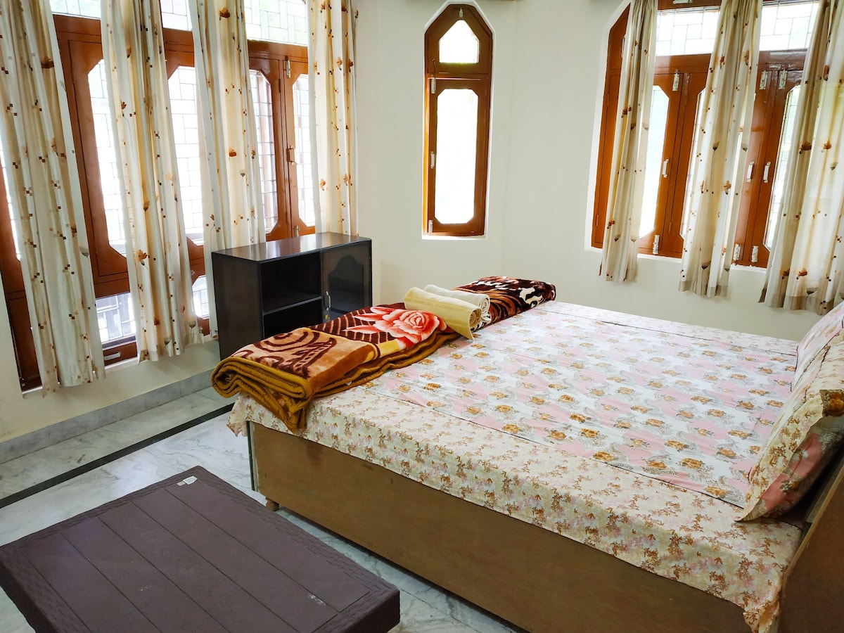 Големи прозорци за сончева светлина и вентилација