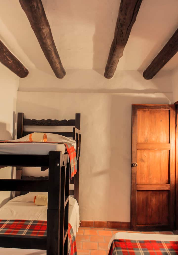 Alcoba primer piso, contigua a la cocina