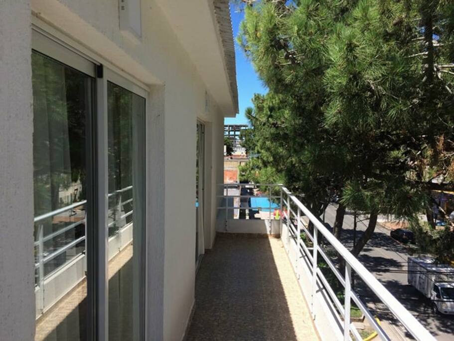 Balcón con vista al mar,arbolado