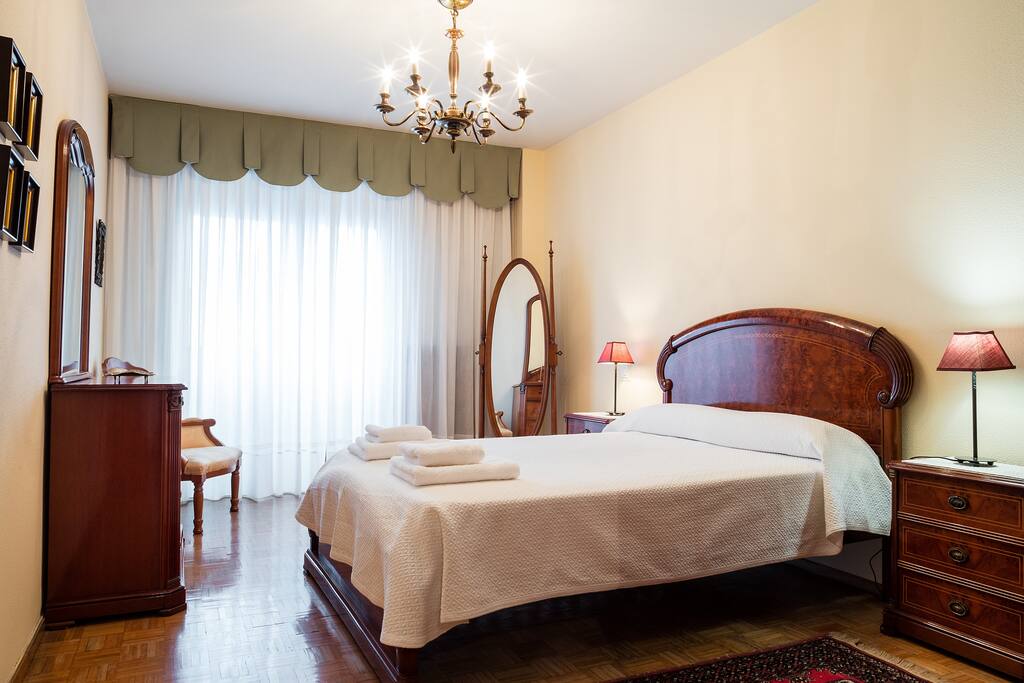 Dormitorio con cama 135x180cm.