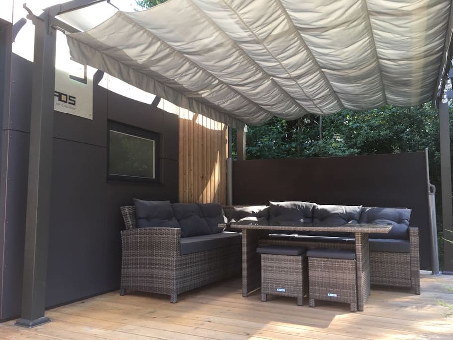 Unsere Terrasse mit ausziehbarem Sonnensegel