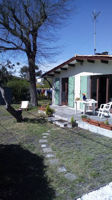 extérieur maison avec terrasse et petit jardin