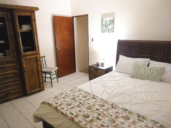 Kjo dhomë ka një banjë private dhe një/c, një krevat dopio "Queen" dhe dollapë fshatarë. Dhoma është në katin e parë.