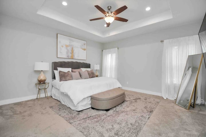 Glavna spavaća soba: uživajte u mirnim jutrima u prostranoj sobi uređenoj modernim dekorom i mekim osvjetljenjem!