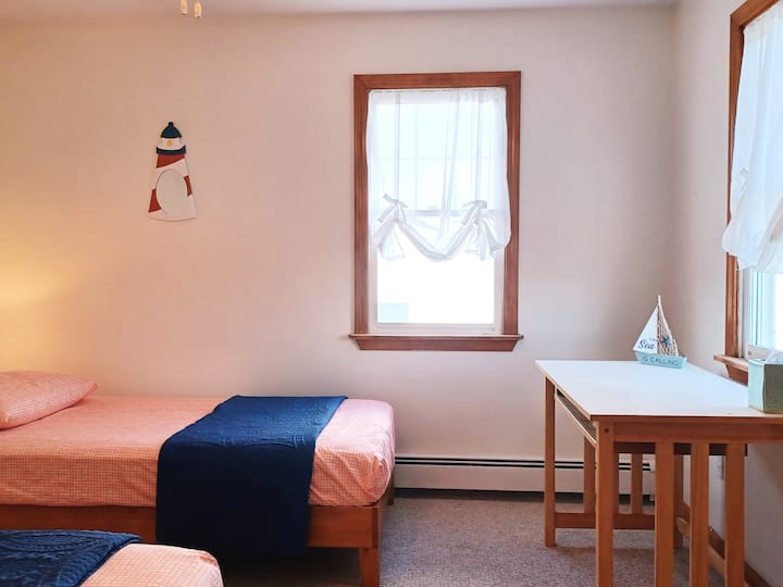 Kreveti za jednu osobu u 3. spavaćoj sobi na katu.