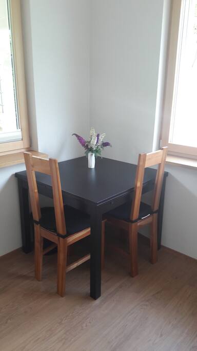 Arbeitsplatz mit ausziehbarem Tisch