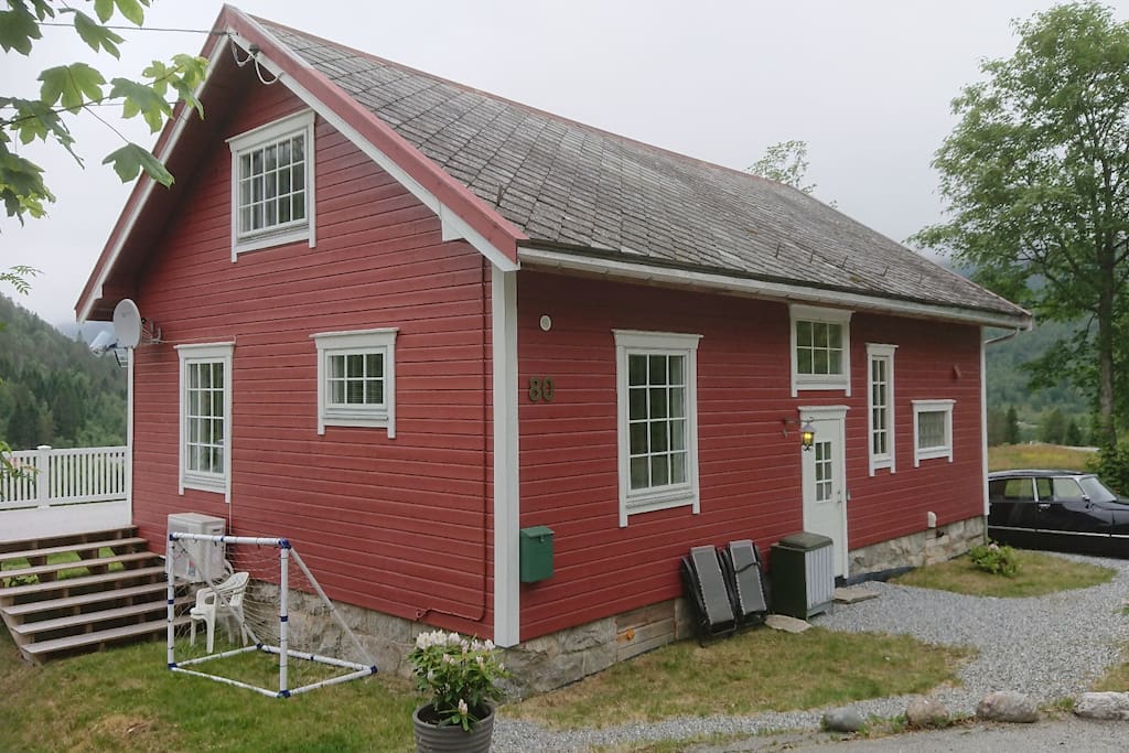 Cosy cabin with 1000m2 garden. Bushes with berries, trees with fruit and large space for football or badminton - Koselig rødmalt hytte med ca 1 mål tomt. Bærbusker, frukttrær og gressmatte for den som vil spille fotball, badminton eller krokket. 35 kvadratmeter veranda/uteplass med ettermiddags- og kveldssol (ca 22.00 midtsommer)