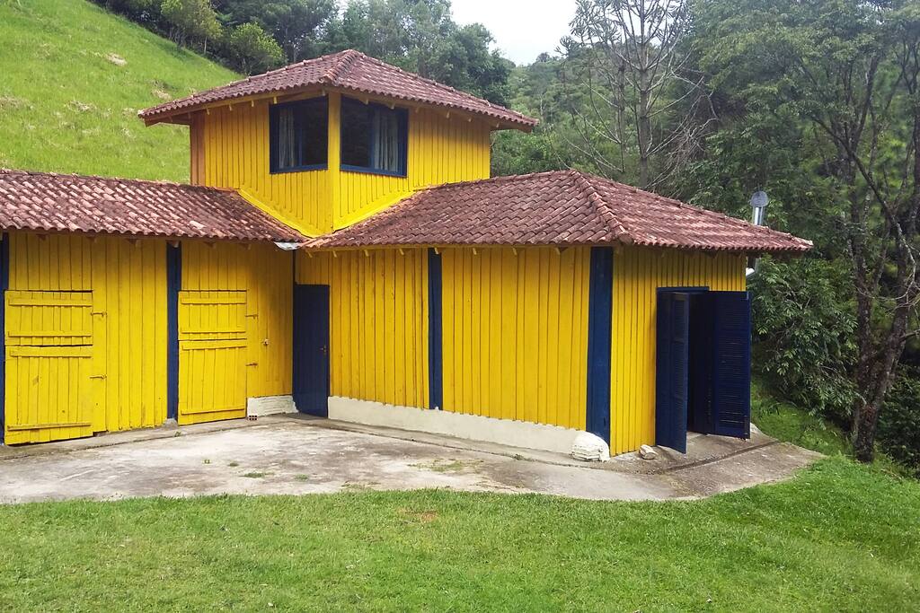 Cavalariças transformadas em charmoso chalé