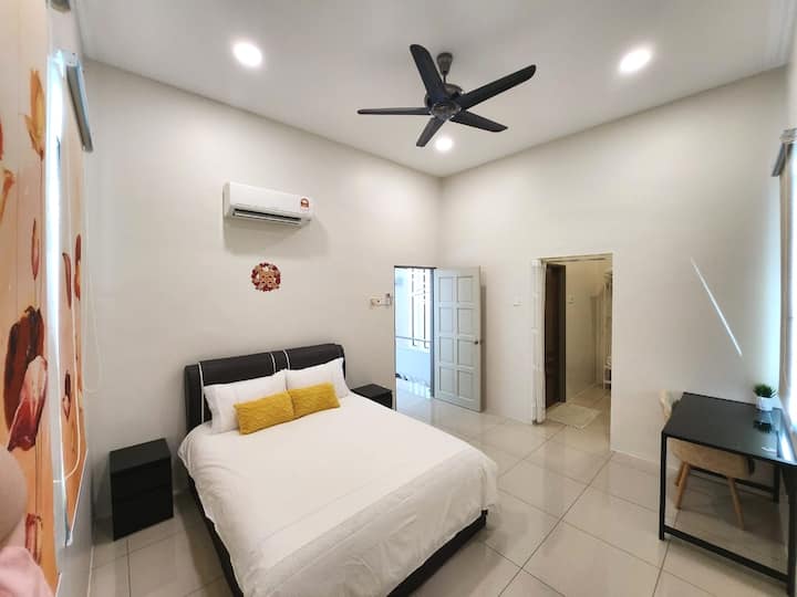 The master bedroom is also perfect for setting up a bridal suite