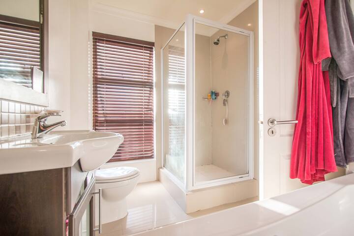 Spacious 100sqm Apartment In Sea Point gallery image 4