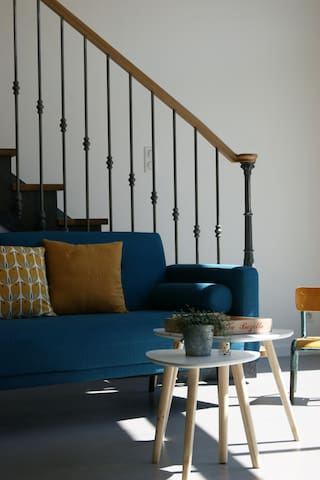 Atelier vintage dans grange rénovée.