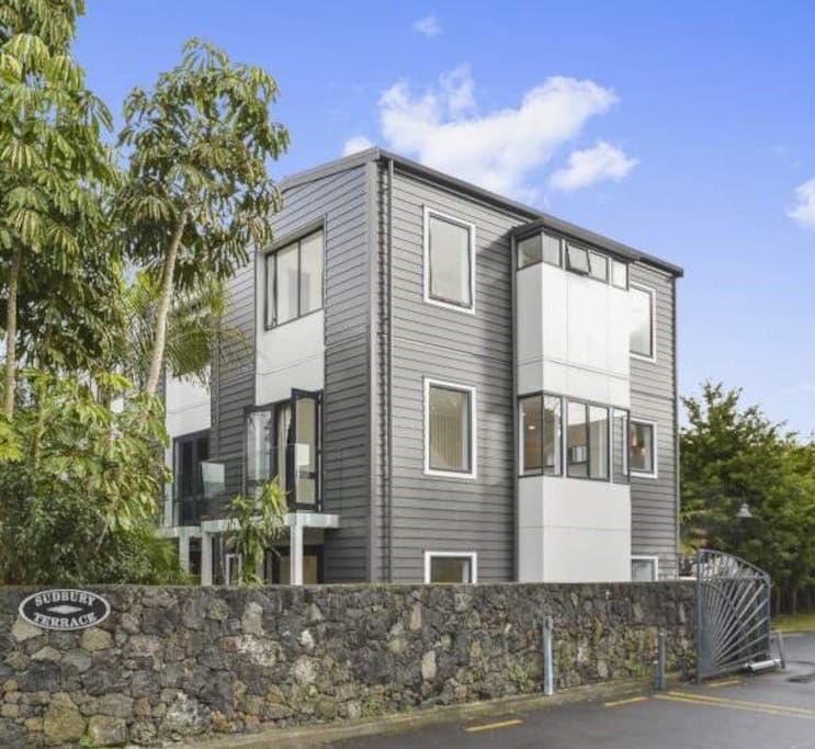 The condo is safe and located between the city centre and the Parnell shops, only a short walk to both.