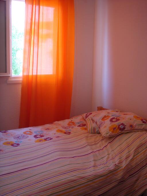 Chambre 1 lit de 1.40 avec fenêtre oreillers et couvertures. couette television