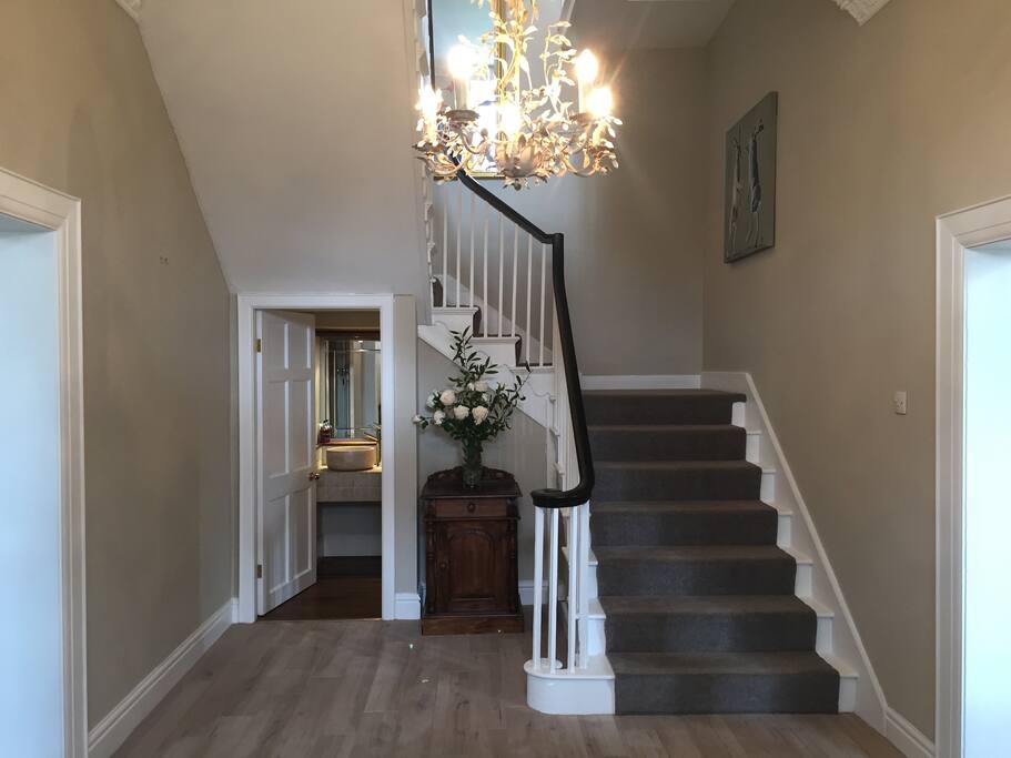 A warm welcome to the large open spaces and Georgian Architecture
