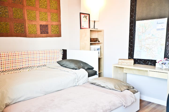 Votre chambre d'hôtes, avec le lit gigogne retiré.