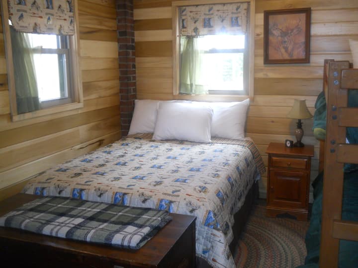 Chambre 2 : lit double avec un ensemble de lits superposés