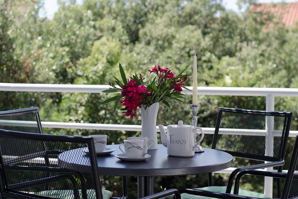 Ivana's apartment is really peaceful and comfortable. There are all you need to rest and spend good time. Ivana is smart and gives a lot of good advice's (restaurants, activities...). This bungalow is a pretty good deal to visit the area! -Zoe,France