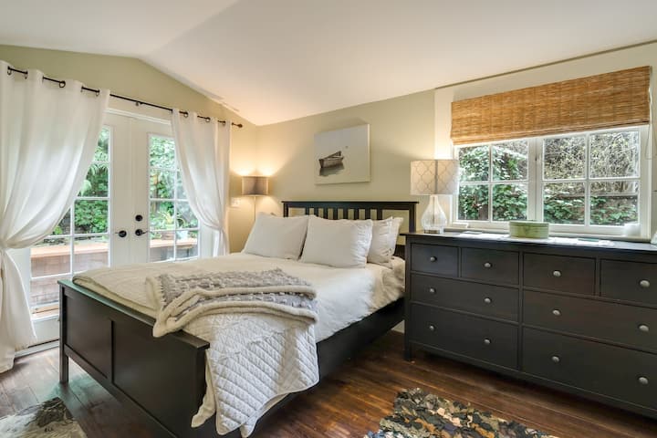  غرفة النوم 1 أبواب فرنسية مفتوحة على السطح والشلال الصغير 
أبواب فرنسية منطقة جلوس هادئة