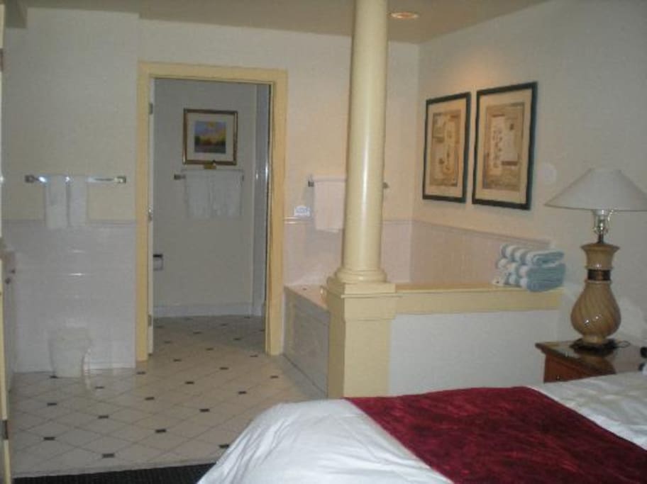 Full Size Bathroom w/ Jacuzzi for 2