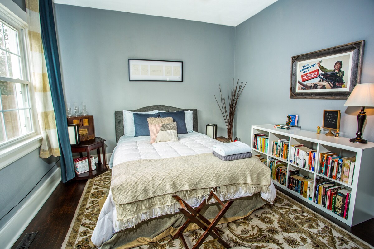 Vitajte v historickej miestnosti! Táto izba má manželskú posteľ a poličku plnú kníh, ktoré si môžete počas pobytu vychutnať.