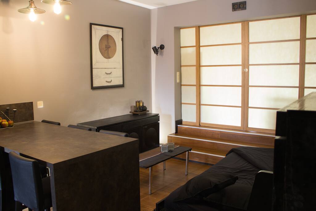 Living + dining room avec canapé lit déplié.