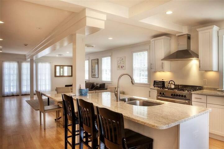 Peleg Barker House. Spacious & Family Friendly! gallery image 2