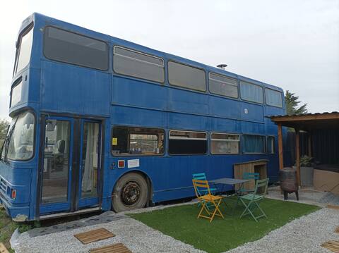english bus 4/5 people
 with jacuzzi