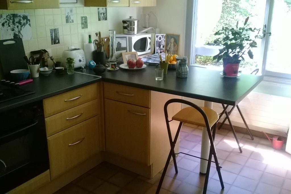 Cuisine équipée (ustensiles de cuisine, couverts, frigo/congélateur, lave-vaisselle, cuisinière 4 feux gaz bouteille, four électrique, four micro-onde, grille-pain) mange-debout 4 places, 5 tabourets hauts
