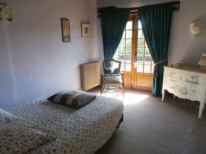 Room with a balcony overlooking the river. 1 bed of 140cm