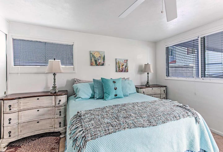 غرفة النوم الرئيسية. تفتح أيضًا على موقف السيارات الخلفي 