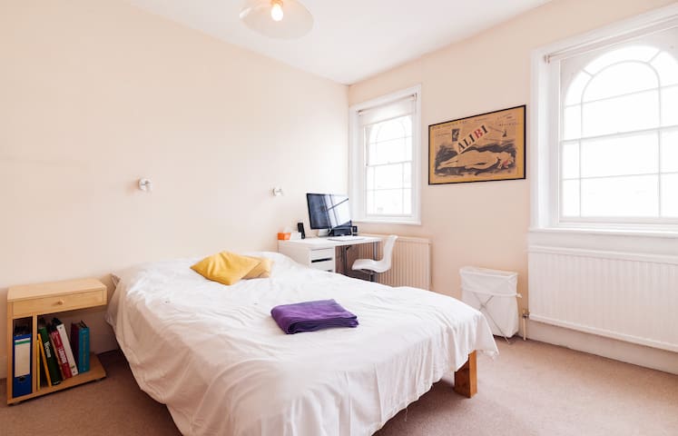 Large double room in Islington
