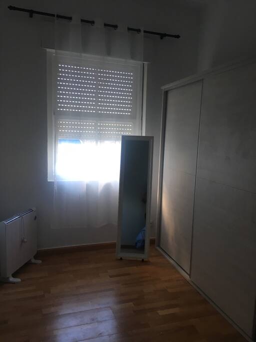 Dormitorio doble cama 1,35, mesilla, armario, espejo, calefacción