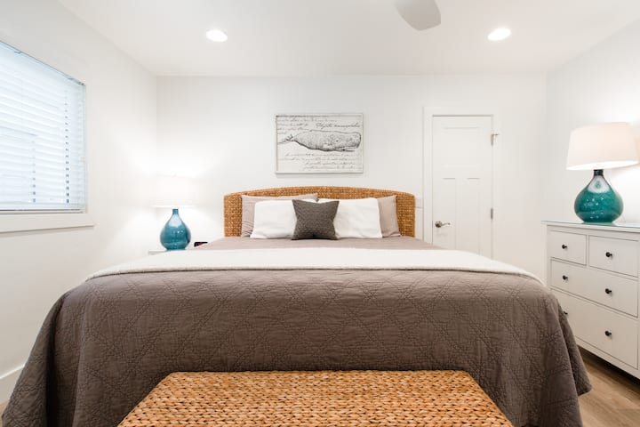 Bračni krevet (180 – 220 cm), ormar s vješalicama i puno prostora u ladicama