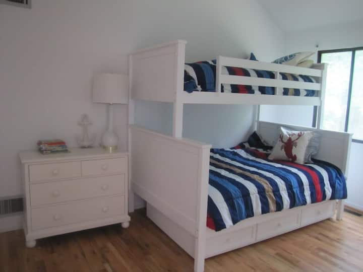 ห้องสำหรับเด็กที่มีเตียงสองชั้นเตียงคู่และเตียงสองชั้น 