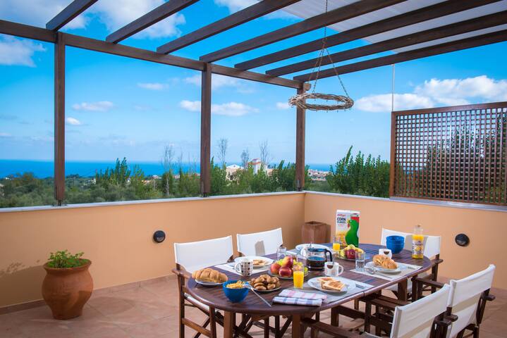 Large Group Villa w/ Gym, Hot Tub & Billiard gallery image 3