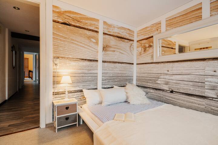 Kleines Schlafzimmer 1. OG, Futonbett 1,60 breit