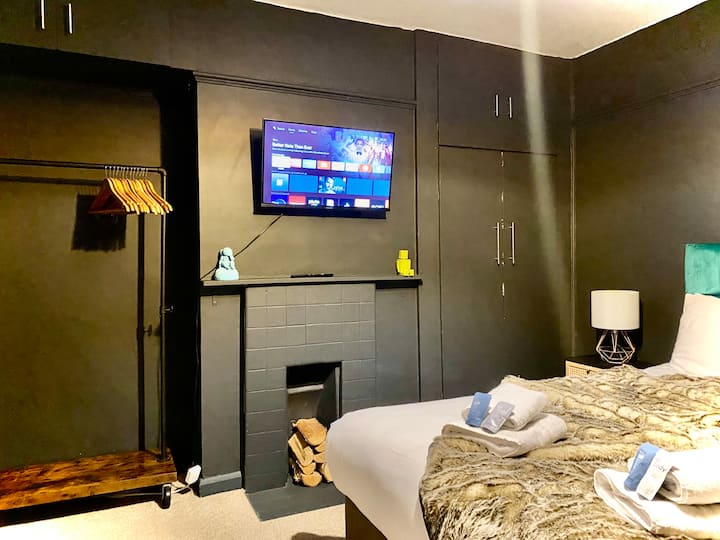 Televisheni mahiri yenye nafasi kubwa na yenye kuvutia, pia ipo kwenye chumba cha kulala.