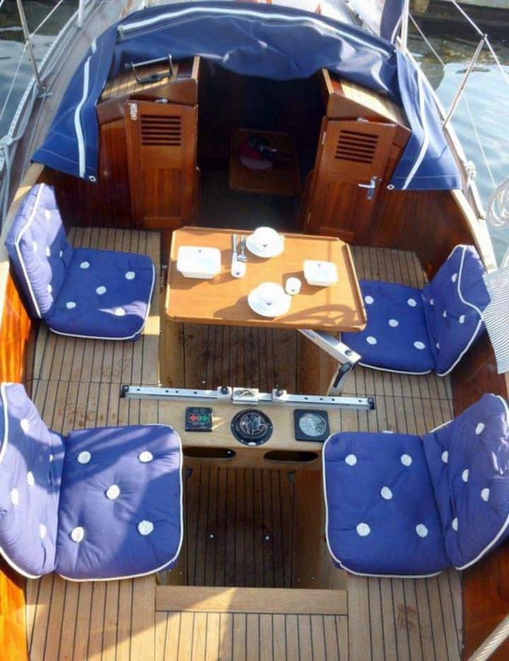 Cómoda y espaciosa terraza donde puedes disfrutar de la cena con vistas a la duna Parnydzio